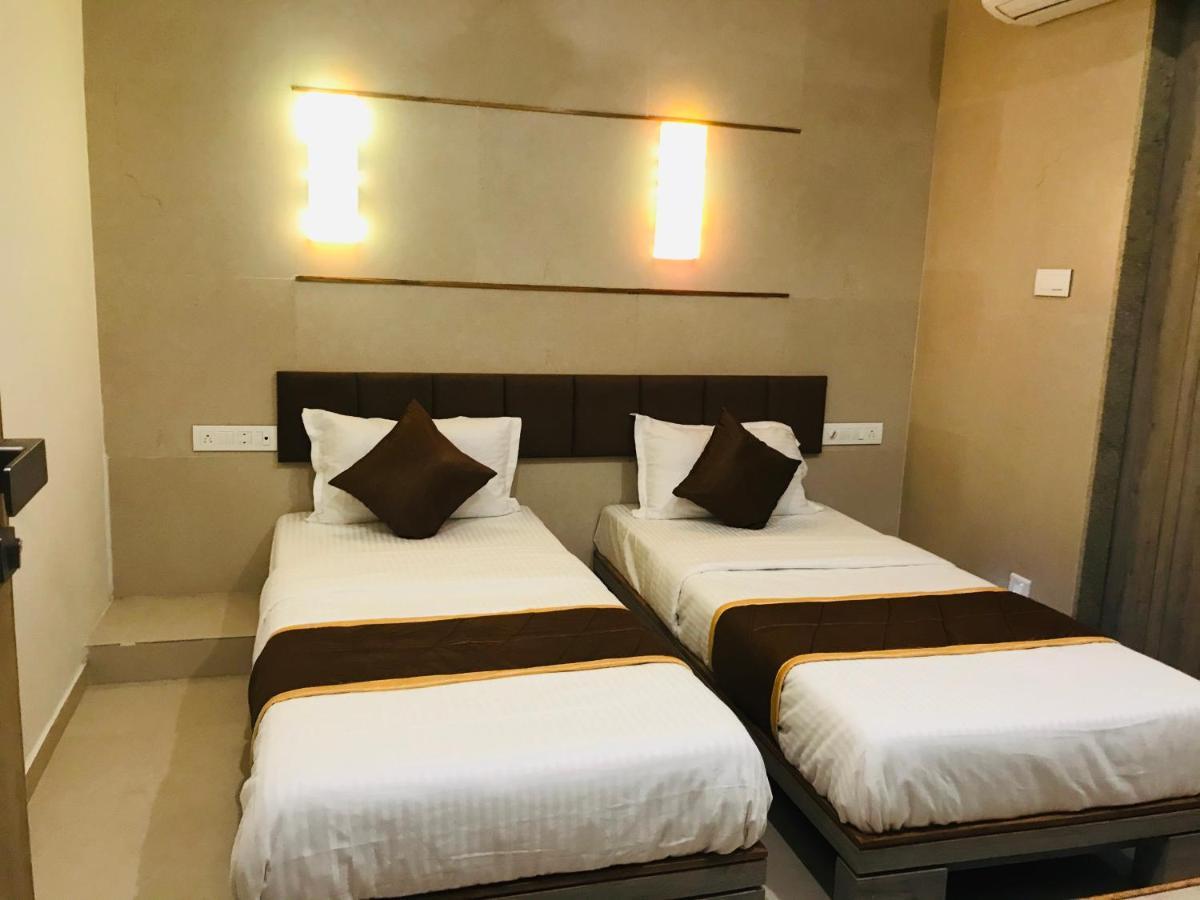 Hotel Blue Berry Gandhinagar Exterior photo
